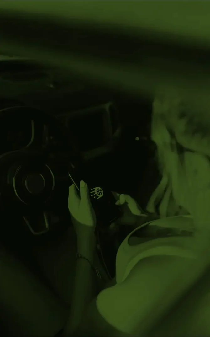 Девушка покупает онлайн ОСАГО на телефоне